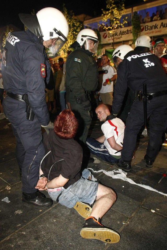 Policisté v Klagenfurtu pacifikují německé fanoušky po zápase s Polskem. | Foto: Reuters