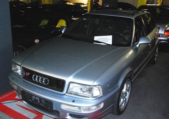 Nenápadný a velmi rychlý kombík Audi RS2. Tento exemplář je z roku 1995, umí jet 262 km/hod a pod kapotou má motor s výkonem 315 koní. Cena byla 540 000 Kč | Foto: Radek Pecák