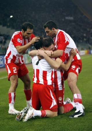 Fotbalista Olympiakosu Luciano Galletti (uprostřed) slaví se spoluhráči gól do sítě Lazia. | Foto: Reuters