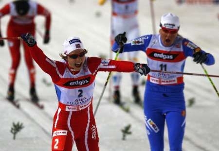 Norka Astrid Jacobsenová (vlevo) se raduje z triumfu ve finále sprintu klasicky na MS v Sapporu. Vpravo je stříbrná Petra Majdičová ze Slovinska. | Foto: Reuters