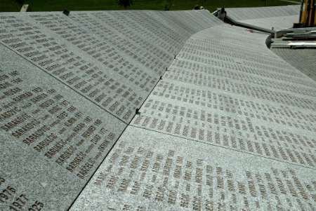 Památník obětem srebrenického masakru se chystá na smuteční slavnost. Příští týden tam budou pohřbeny ostatky dalších pěti set obětí. | Foto: Aktuálně.cz