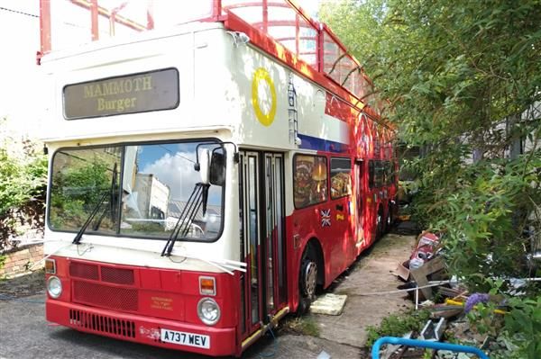 Třináctimetrový patrový autobus značky MCW... | Foto: Archiv Jaroslava Dolejše