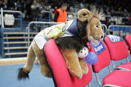 Českému týmu pomáhá i maskot lvíčka. | Foto: Petr Sznapka