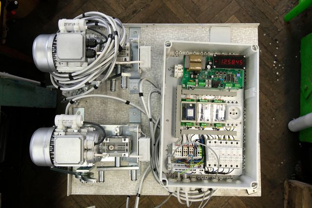 Takto vypadá ona přesná řídicí elektronika pro hodiny a odbíjení. Vše je řízeno radiovým signálem DCF. Je to jedna z mála složitých věcí v dílně firmy Hainz, jinak lze všude nalézt spíš ozubená kola a mechanické předměty. | Foto: archiv Hainz