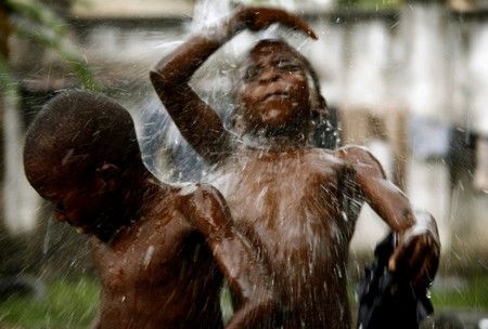 Děti z Konga u zdroje vody. | Foto: REUTERS/Finbarr O'Reilly