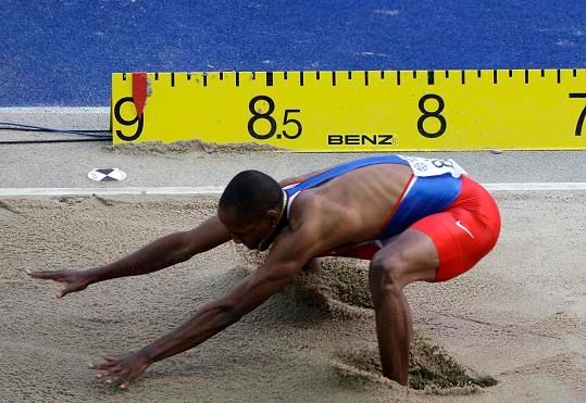 Irving Saladino při skoku do dálky | Foto: Reuters