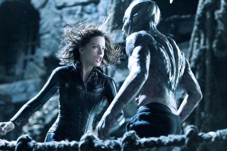 Kate Beckinsale jako upírka z filmu Underworld bojuje s monstrem | Foto: Aktuálně.cz