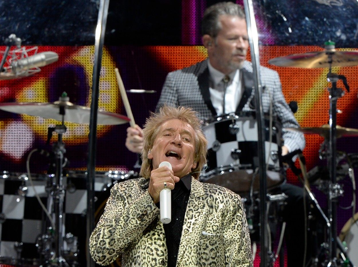 He waves the microphone stand once more.  Rod Stewart will sing again in Prague