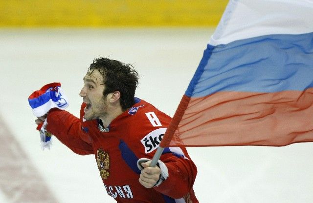 Alexandr Ovečkin slaví zisk titulu mistra světa po vítězství nad Kanadou. | Foto: Reuters