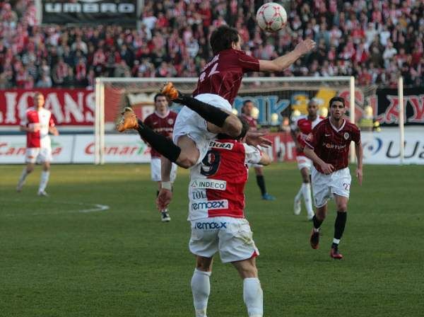 Důkaz, že fotbal lze hrát i ve výškách. Za pomoci soupeře a hlavou. | Foto: Tomáš Adamec