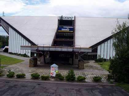 Architektonicky zajímavou stavbu nahradí obchodní centrum. | Foto: Web Sportplex.cz