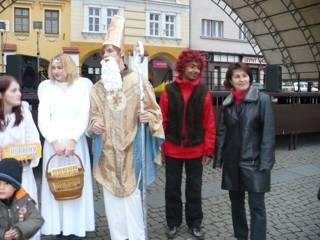 Při mikulášské nadílce na Velkém náměstí v Kroměříži. | Foto: www.sojdrova.cz