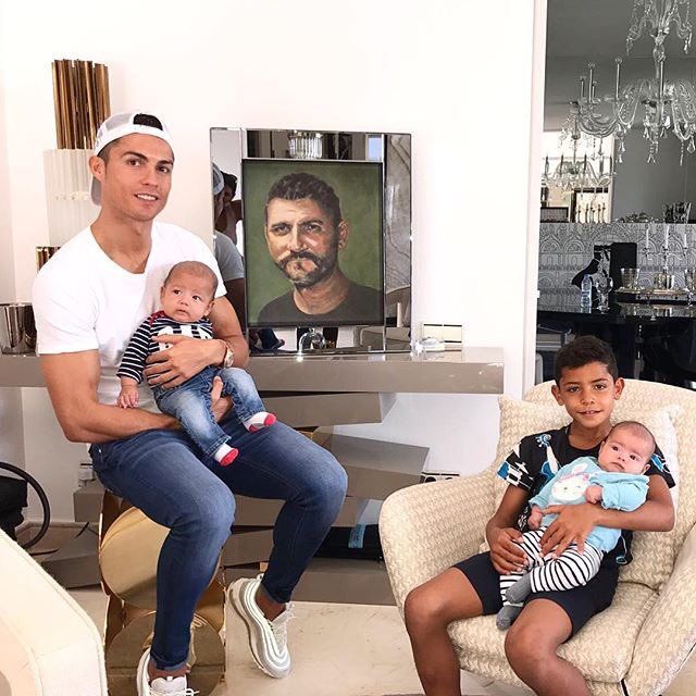 Cristiano Ronaldo se synem Cristianem a dvojčaty Evou a Matteem | Foto: Twitter