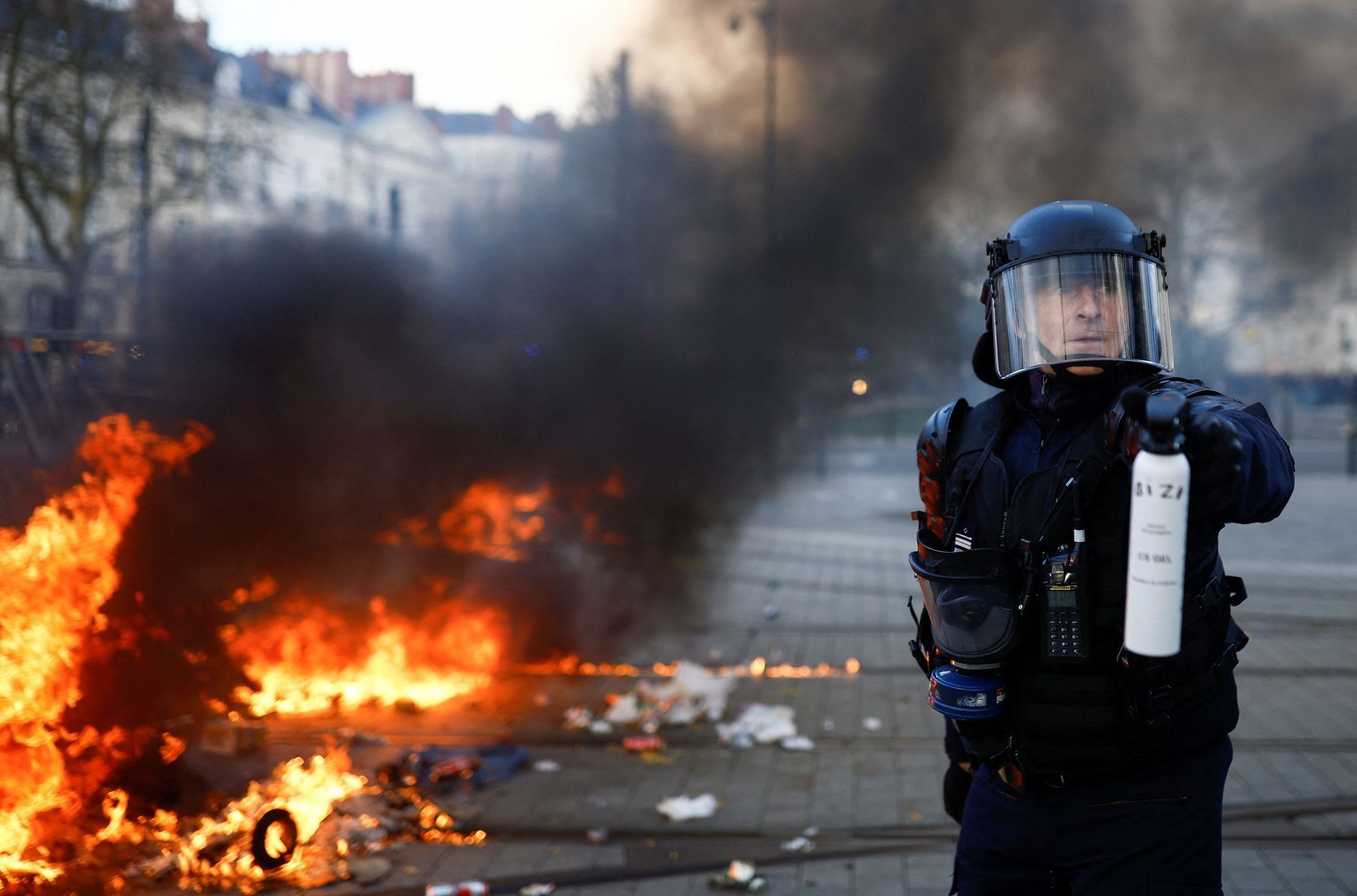 Macron contourne le parlement et fait passer la réforme des retraites, les gens continuent de manifester et de faire grève