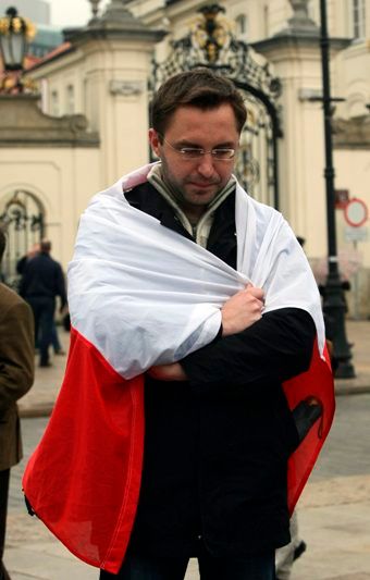 Staszek: "Obrovská tragédie. Pane, posvěť duše těch, kteří zemřeli. Tváří tvář takové katastrofě pojďme všichni Poláci ukázat, že se můžeme sjednotit a překonat očekávanou krizi státu a politického života." | Foto: Reuters