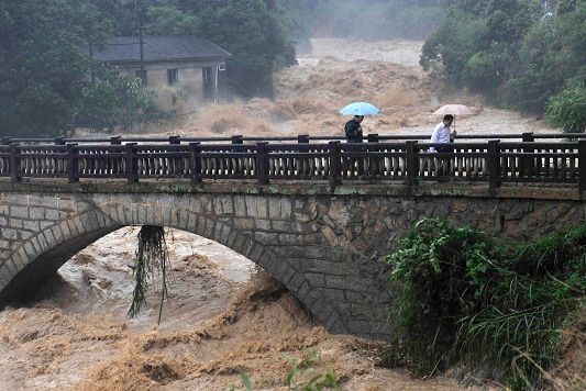 Silné deště, které způsobily záplavy a sesuvy půdy, trápí jižní Čínu už týden. Pršet v oblasti začalo minulý víkend. | Foto: Reuters