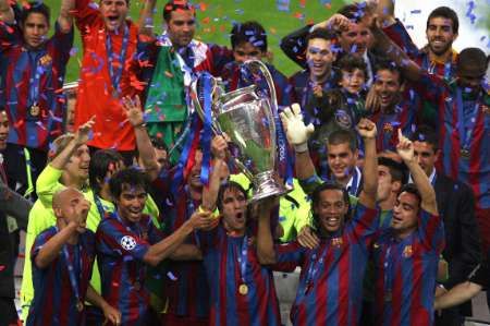 Hráči Barcelony s trofejí pro vítěze Ligy mistrů. | Foto: Reuters