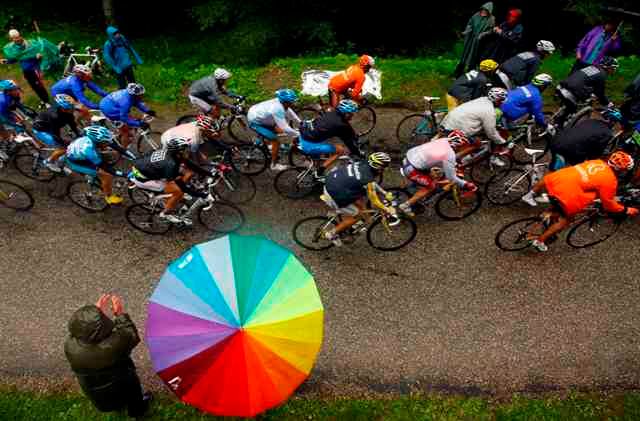 Déšť smáčel všechny, fanoušky i cyklisty. | Foto: Reuters