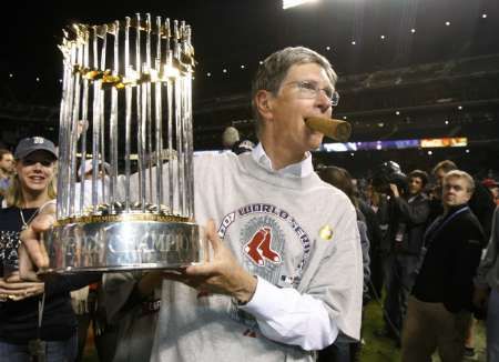 Majitel Red Sox John Henry s vítězným doutníkem a trofejí pro vítěze | Foto: Reuters