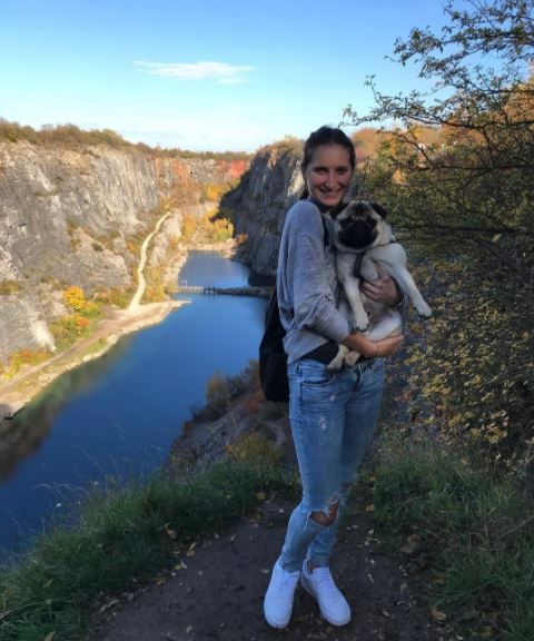 Markéta Vondroušová má celý podzim bolesti zad, které ji nepustily na poslední dva turnaje do Lince a Lucemburku. Tak alespoň vyrazila s mopsíkem Browniem na Velkou Ameriku. | Foto: instagram.com