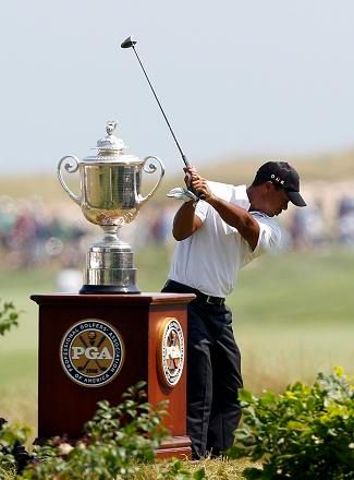 Tiger Woods před trofejí pro vítěze US PGA Championship | Foto: Reuters