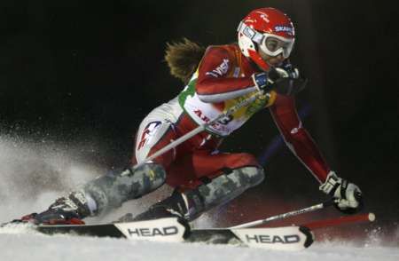 Šárka Záhrobská na trati prvního kola slalomu na MS v Aare. | Foto: Reuters