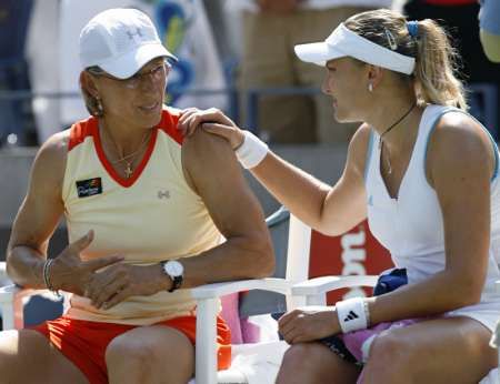 Ruská tenistka Naďa Petrovová (vpravo) utěšuje po prohraném čtvrtfinále na US Open tenisovou legendu Martinu Navrátilovou. | Foto: Reuters