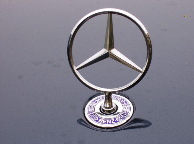 Znak Mercedes-Benz je přinejmenším stejně slavný | Foto: Aktuálně.cz