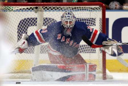 Gólman Rabgers Henrik Lundqvist ve třetím utkání proti Atlantě v play off NHL | Foto: Reuters