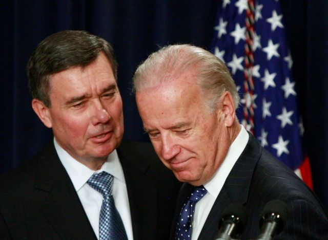 Joe Biden a nový "drogový car" Obamovy administrativy Gil Kerlikowske | Foto: Reuters