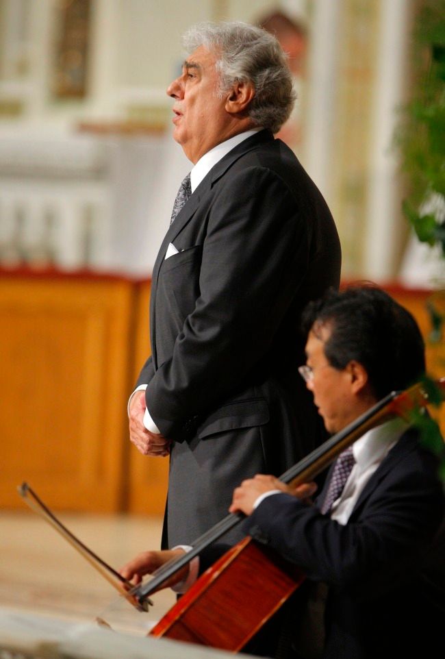 Během mše zazpíval světoznámý pěvec Plácido Domingo, doprovodil jej proslulý violoncellista Yo-Yo Ma. | Foto: Reuters