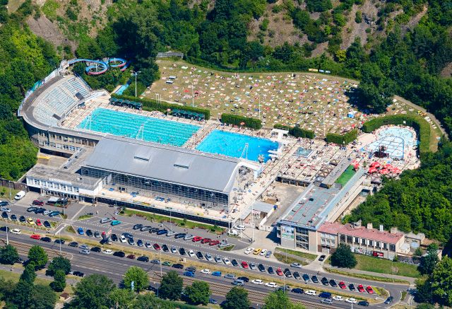 Budova s vlnou, která plní funkci tribuny, prošla naposledy rekonstrukcí začátkem druhého tisíciletí. Dnes bazén průměrně navštěvuje milion lidí ročně, největší rekord byl v roce 1973, kdy si přišlo do Podolí zaplavat 2,3 milionu lidí. | Foto: ČTK