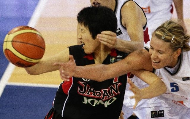 Tvrdý boj s Japonkami. Ivana Večeřová se snaží obrat o míč Sachiko Ashikawovou. | Foto: Reuters