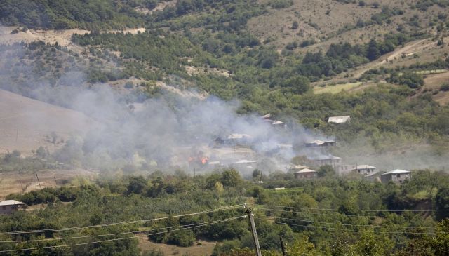 Hořící vesnice v jižní Osetii | Foto: Reuters