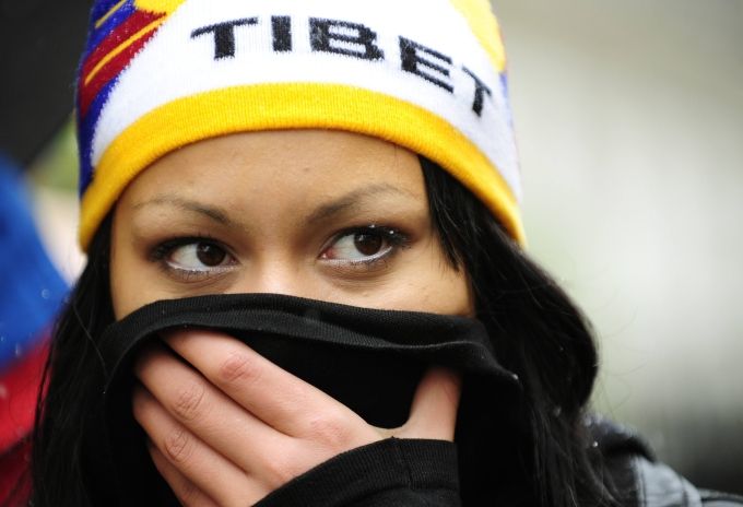 Každý umí něco. Tato žena demonstrovala za Tibet krásou svých očí. | Foto: Reuters