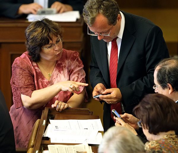 Poslanci za ČSSD Anna Čurdová (vlevo) a Miloslav Kala (vpravo). | Foto: Tomáš Adamec, Aktuálně.cz