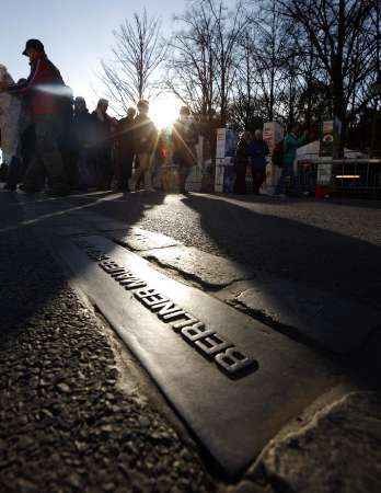 Památní deska na místě, kde stála Berlínská zeď. | Foto: Reuters