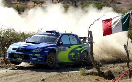 Australský jezdec Chris Atkinson se spolujezdcem Glennem Macneallem při první etapě Mexické rallye. | Foto: Reuters