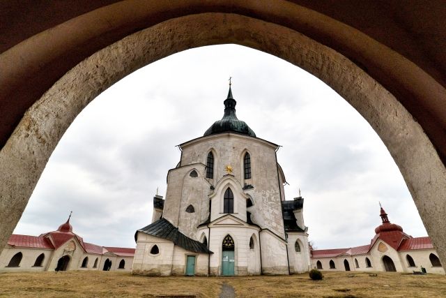 Areál poutního kostela svatého Jana Nepomuckého na Zelené hoře je jedinečným architektonickým počinem z první poloviny 18. století. Podle plánů architekta Jana Blažeje Santiniho-Aichela ho vystavěli v půdorysu pěticípé hvězdy. Inspirace pochází z legendy o úmrtí Jana Nepomuckého. Ta praví, že se v místě, kde utonul, objevila koruna z pěti hvězd. Místa na komentované prohlídce je lépe si předem rezervovat. | Foto: ČTK