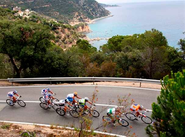 Peloton jezdců včetně Romana Kreuzigera se v šesté etapě Tour de France držel pohromadě. | Foto: Reuters