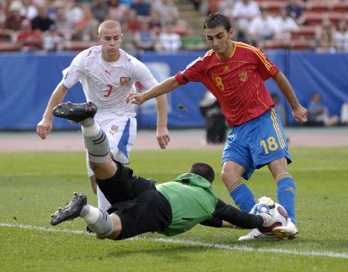 Česká brankář Radek Petr skvělým zákrokem zabránil Adrianu Lopezovi v gólové dorážce, vlevo přihlíží Lukáš Kubáň. | Foto: Aktuálně.cz