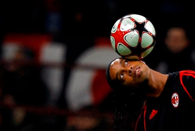 Při rozcvičce udivoval kouzelnickými kousky Brazilec Ronaldinho. | Foto: Reuters