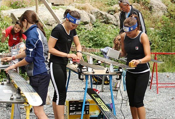 Emancipované sportovkyně používají žehličku i jinak, než se od žen očekává. | Foto: Zuzana Hronová, http://ladies-skijumping.com