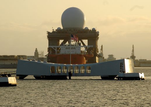 Radar může mít i méně obvyklý tvar: na snímku radiolokátor typu XBR, který by pravděpodobně byl umístěn v České republice. | Foto: Americká agentura pro protiraketovou obranu (MDA)