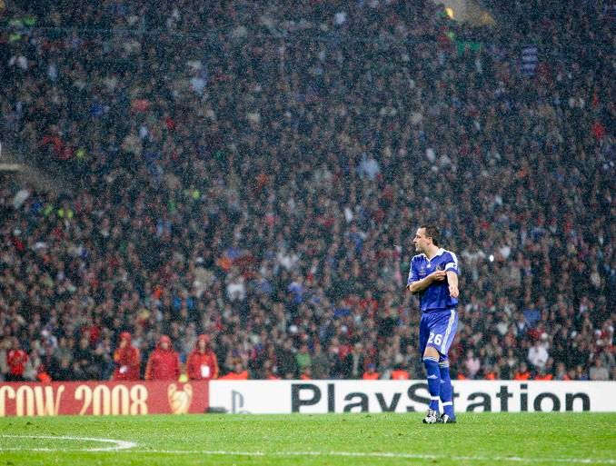 Pak přišly penalty a zklamaný John Terry. Podklouzl a penalta skončila jen na tyči - přitom kdyby proměnil, Chelsea by vyhrála. | Foto: Reuters