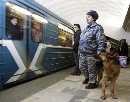 Moskevskou hromadnou dopravu střežily ve středu a ve čtvrtek bezpečnostní síly. Existovalo podezření na hrozící teroristický útok- | Foto: Reuters