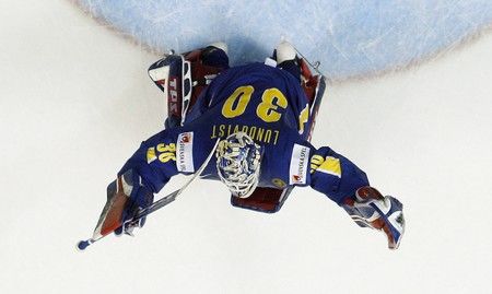 K postupu Švédů přes českou reprezentaci přispěl výrazně brankář Henrik Lundqvist. | Foto: Reuters