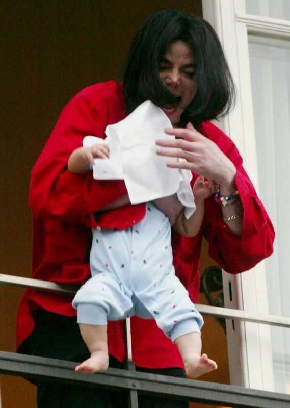 Michael Jackson s dítětem | Foto: Reuters