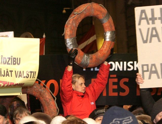 Potřebuje Lotyšsko záchranný kruh? Demonstranti si myslí, že ano. | Foto: Reuters