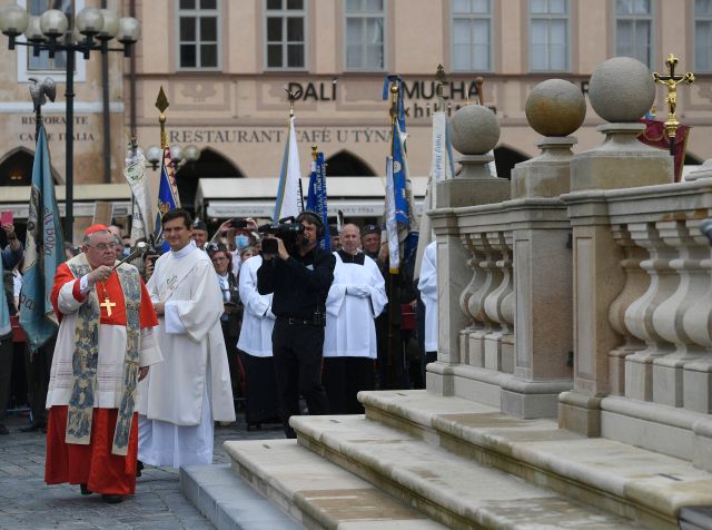 Pražský arcibiskup Dominik Duka dnes po poledni požehnal mariánský sloup, který se po 102 letech vrátil na Staroměstské náměstí v Praze. | Foto: ČTK